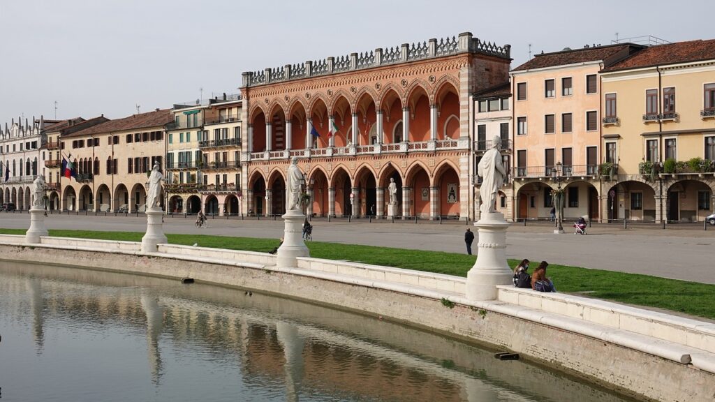 palaces, statues, channel-6744390.jpg